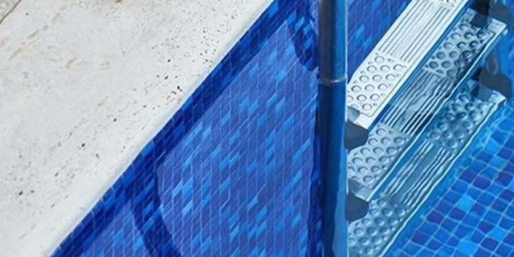 Un hombre de 82 años se encuentra en estado crítico tras ser rescatado de una piscina en Tenerife. Un hombre de 82 años se encuentra en estado crítico tras ser rescatado de una piscina en Tenerife.