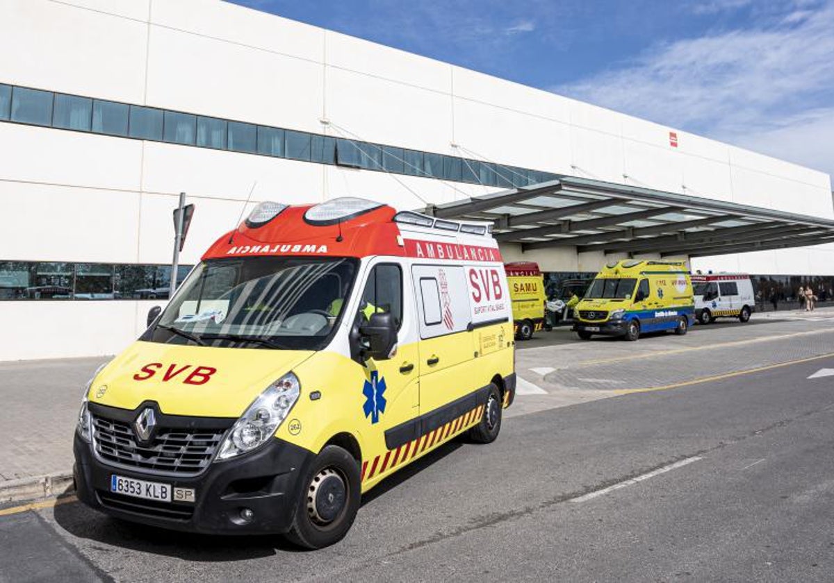 Imagen de archivo de una ambulancia en un hospital de Valencia