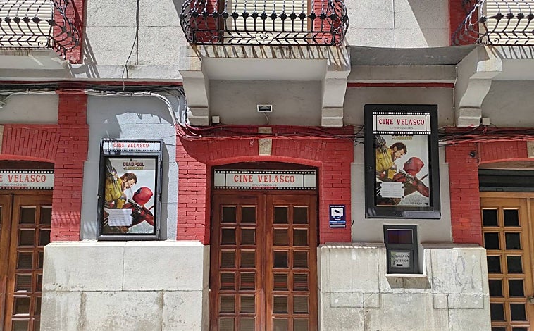 Imagen principal - Sobre estas líneas, Joaquín Fuentes en su cine de Peñaranda de Bracamonte y una sesión del cine-club fetiche en los Multicines de Benavente. Arriba, el recién reabierto Cine Velasco de Astorga