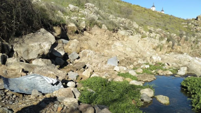 El cauce del Tajo lleno de vertidos arrastrados por las últimas DANAS