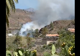 Evacuadas varias viviendas y un hotel por un incendio de «alto potencial» en Gran Canaria