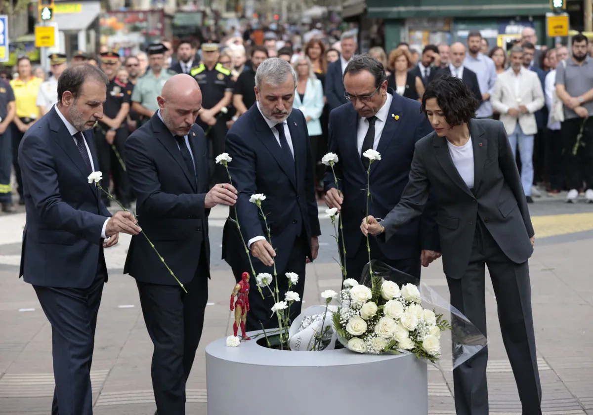 El alcalde de Barcelona, el socialista Collboni (en el centro), junto al resto de autoridades este sábado en el homenaje