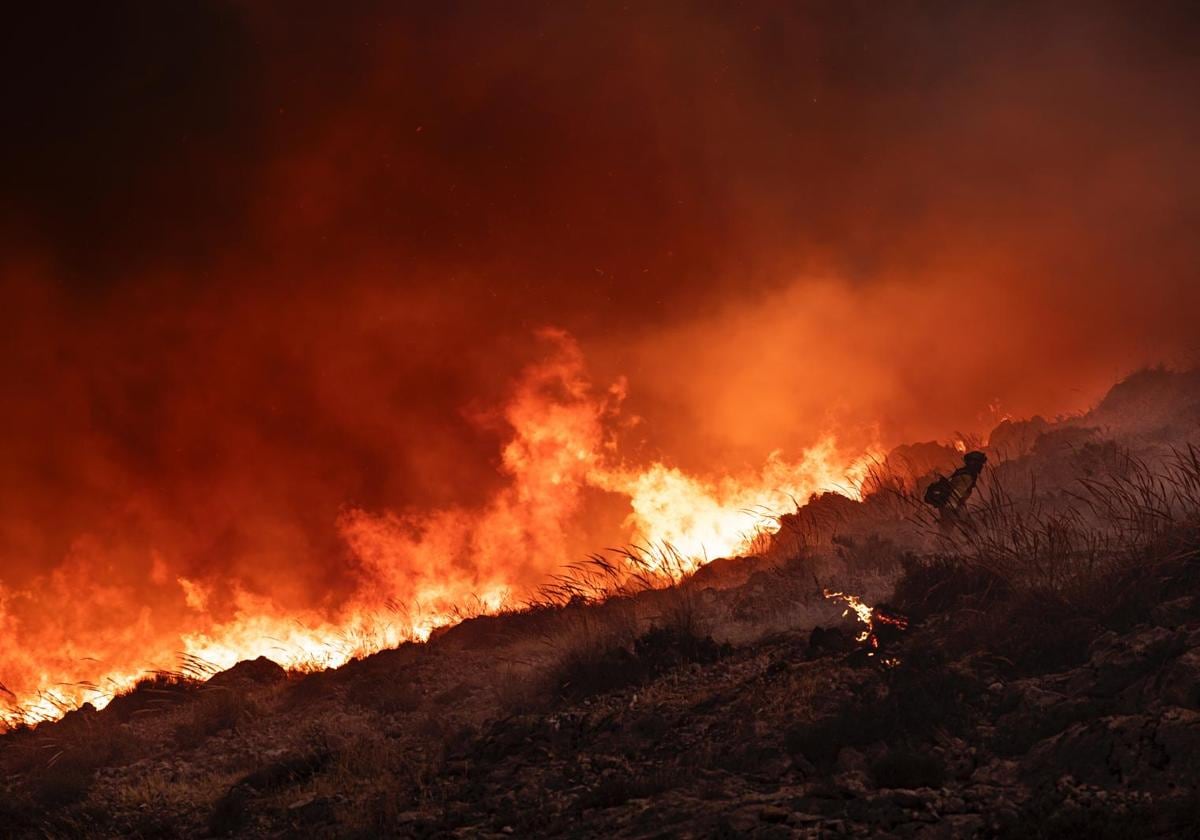 Miguel Imbroda ante el fuego en la noche de Pinos Puente