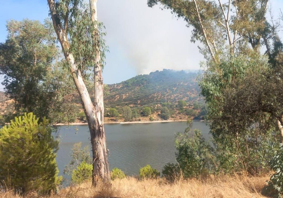 El incendio de Andújar, visto desde la otra orilla del embalse