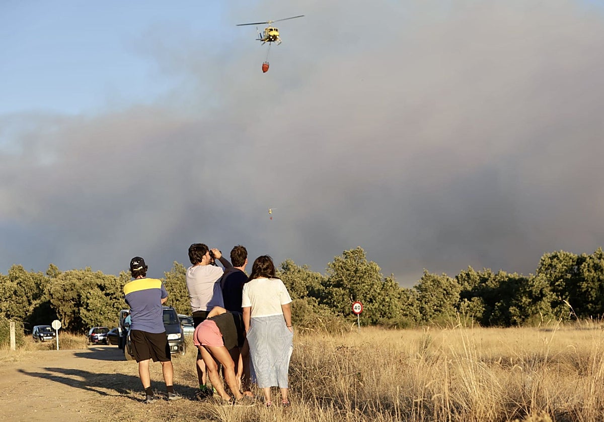 Varias personas observan las labores de extinción en el incendio de Trabazos (Zamora)