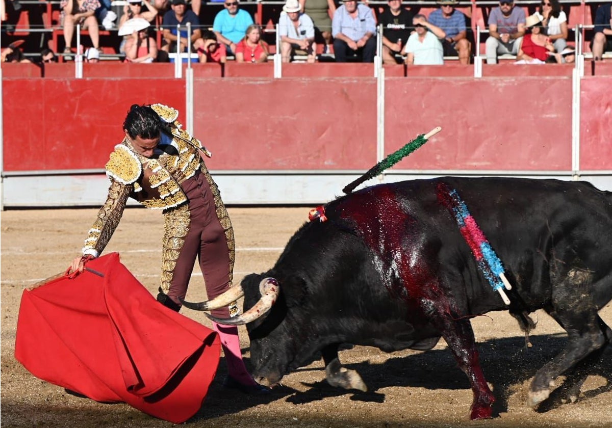 Joaquín Galdós, de tabaco y oro, templa con la derecha a un animal de pitones irreprochables