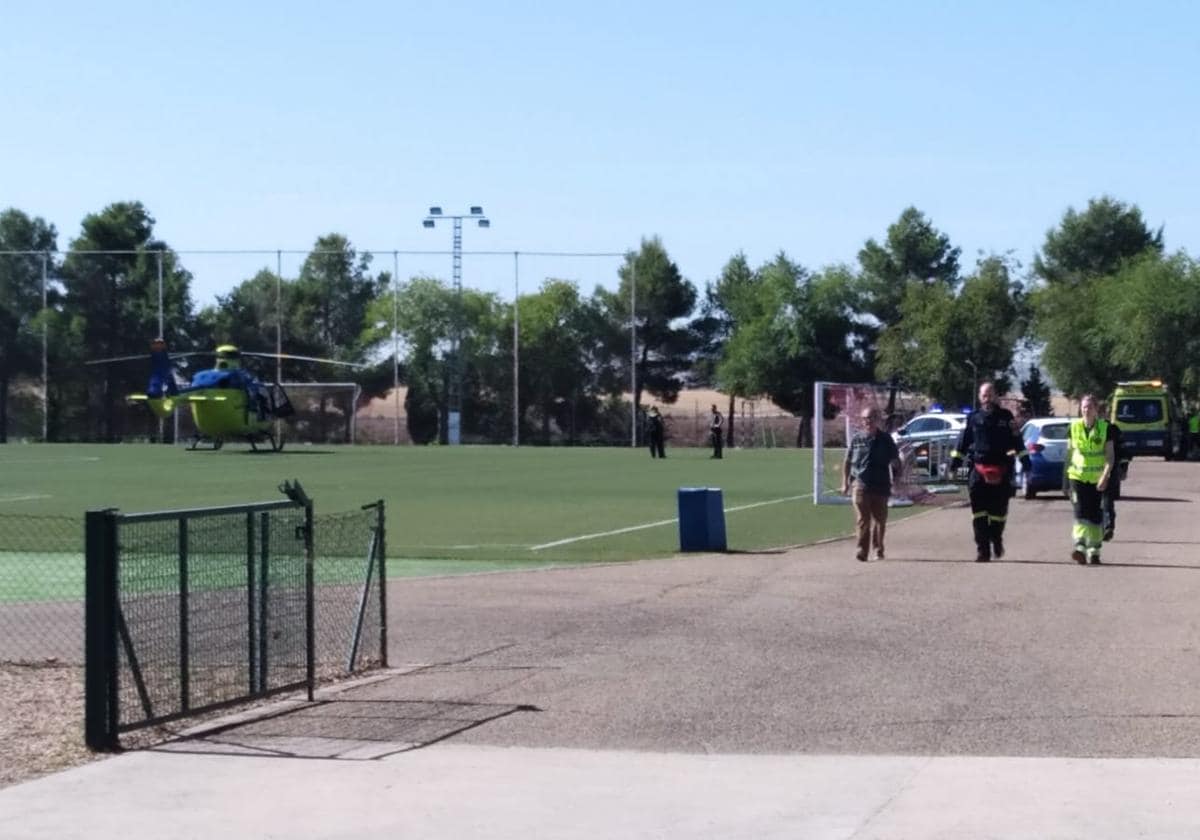 Los equipos de emergencia en el campo de fútbol en el que se ha encontrado al menor