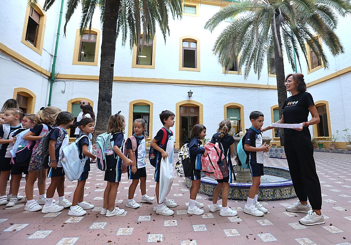 Un grupo de niños entra en el colegio Santa Victoria