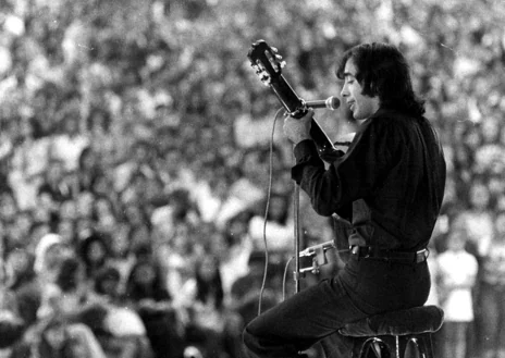 Imagen secundaria 1 - Arriba, trabajos de finalización de los accesos al Parque, en 1969. Abajo, izquierda, 1971, concierto de Joan Manuel Serrat en el Parque de Atracciones. Derecha, visita de obras al pasar junto al 'ovni'. 