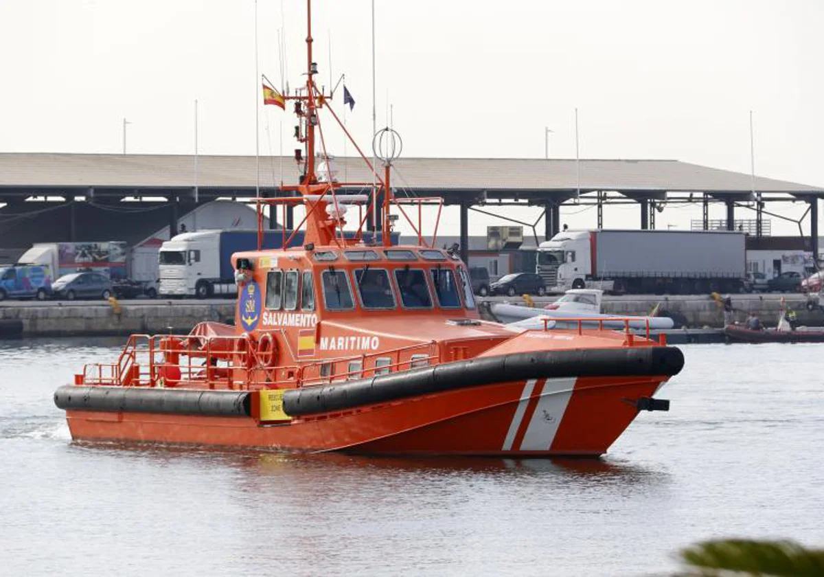 Un barco de Salvamento Marítimo en el puerto de Alicante