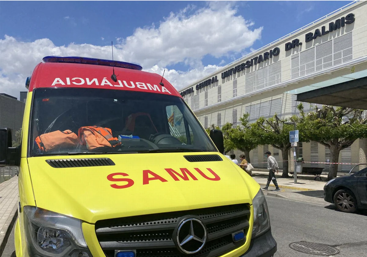 Una ambulancia del SAMU en el hospital General de Alicante, donde se ha evacuado al motorista herido en Relleu