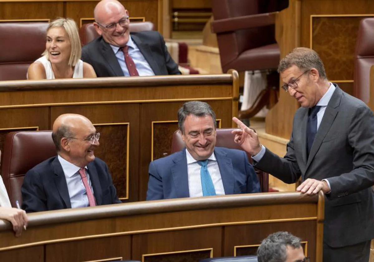 Alberto Núñez Feijóo, en el Congreso con los diputados del PNV