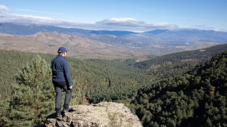 Un senderista en el mirador de la chorrera en el Abedular de Canencia