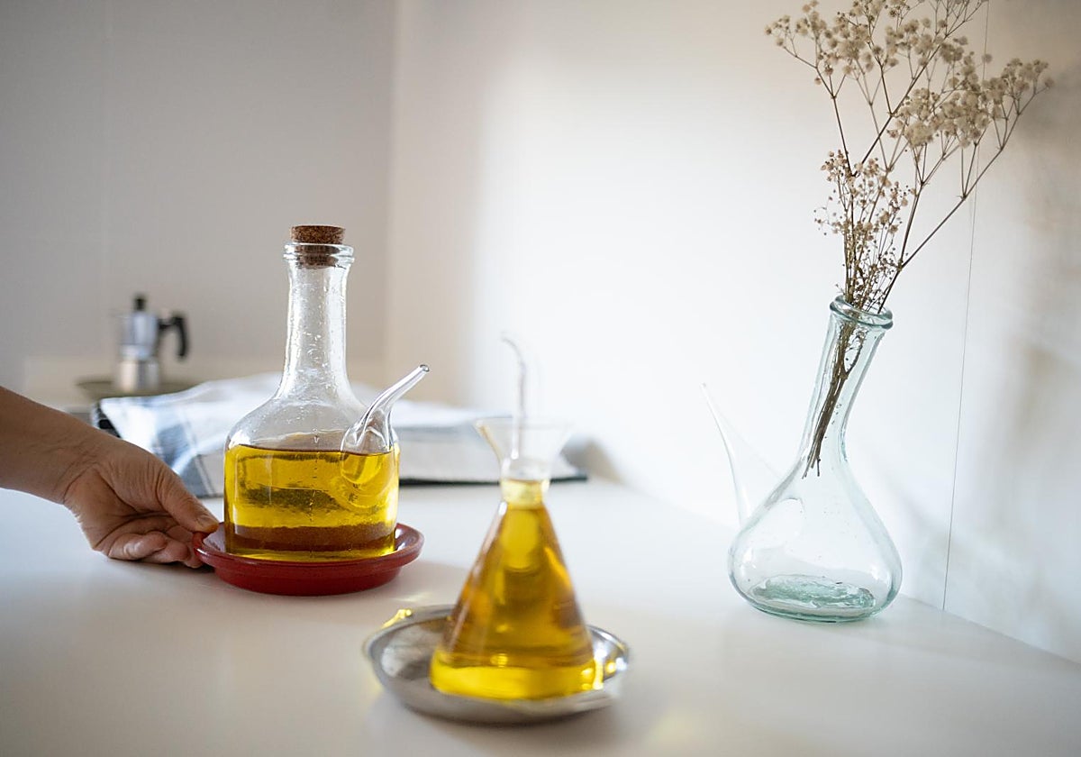 Imagen de archivo de un recipiente con aceite de oliva