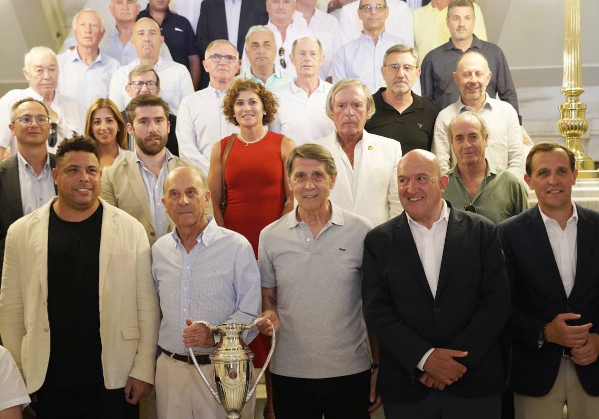 Carnero recibe a la plantilla del Real Valladolid campeona de la Copa de Liga 1984 junto a Ronaldo Nazario