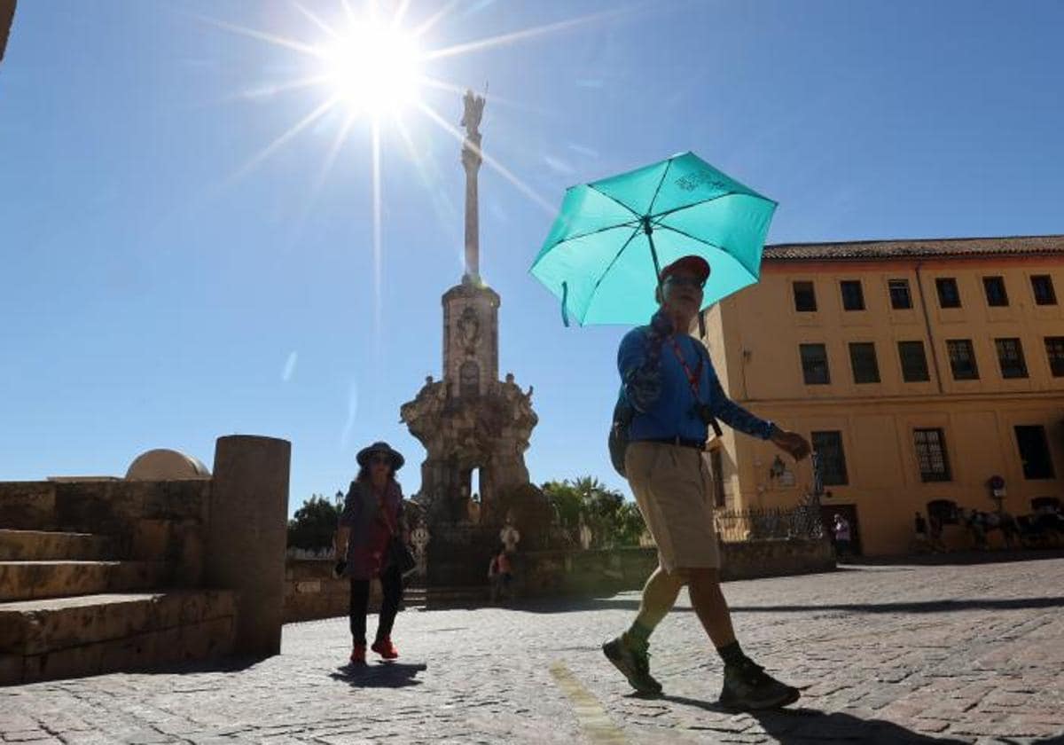 Turistas bajo un sol abrasador en Córdoba