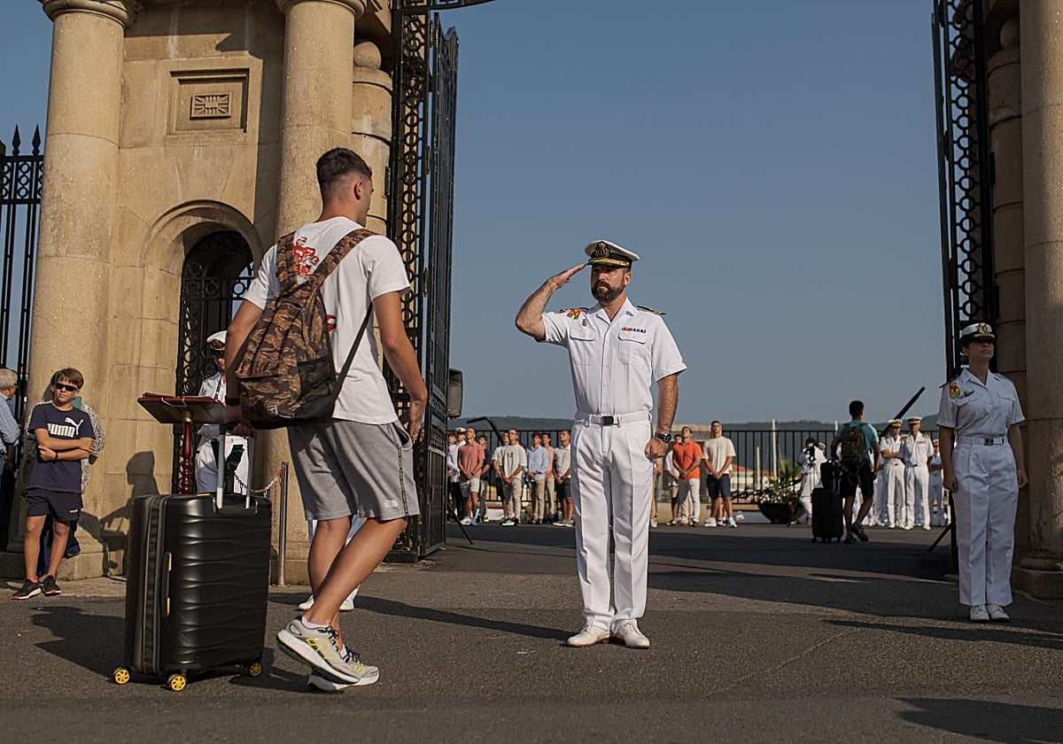 Llegada de un alumno a la Escuela Naval Militar de Marín en Pontevedra