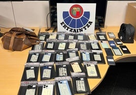 La Ertzaintza detiene a tres personas implicadas en el robo de cerca de 600 móviles de alta gama en San Sebastián