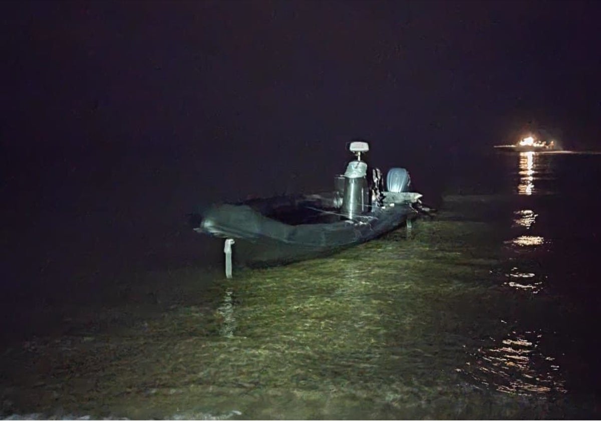 Imagen de la narcolancha varada en la playa de L'Ahuir, en Valencia