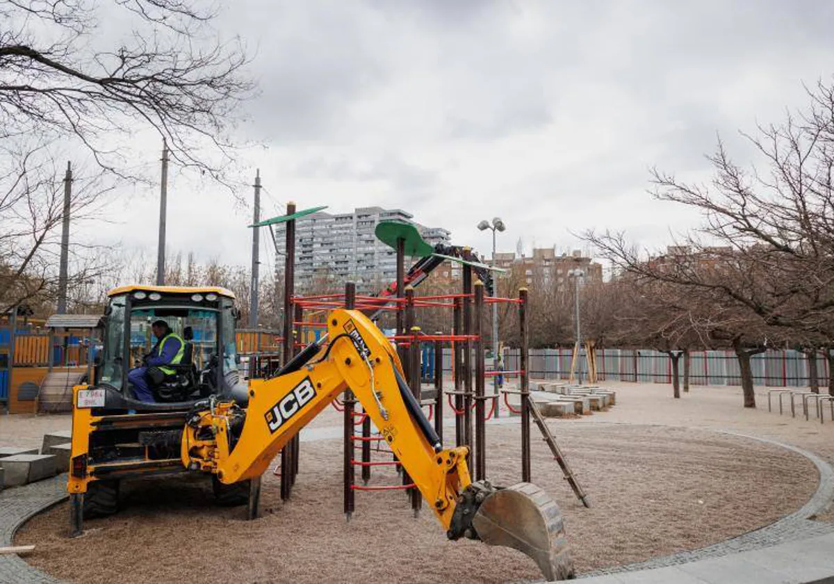 Varios operarios trabajan en las obras de la L11