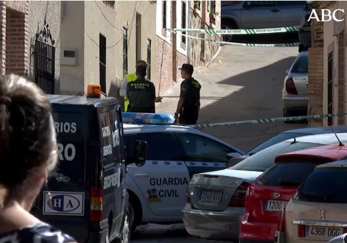 Agentes de la Guardia Civil junto a la casa donde se produjeron los hechos