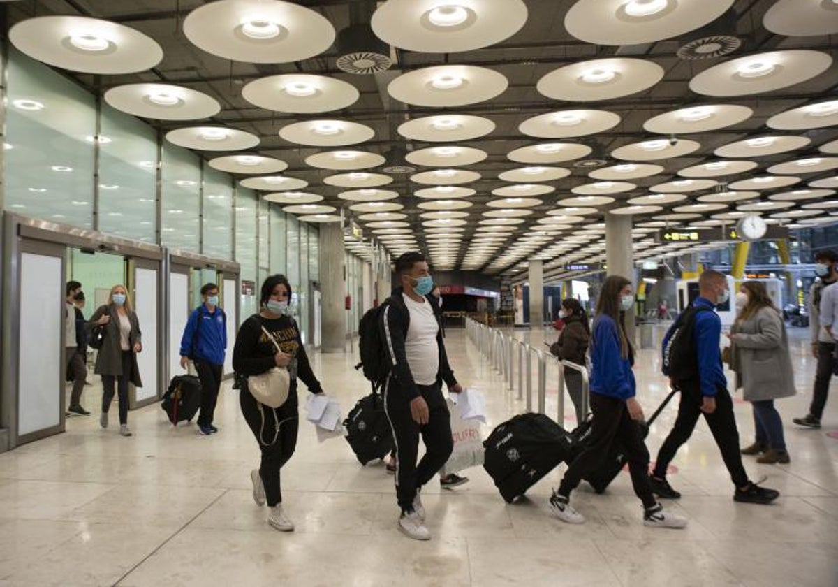 Un grupo de viajeros llega a Barajas durante la pandemia