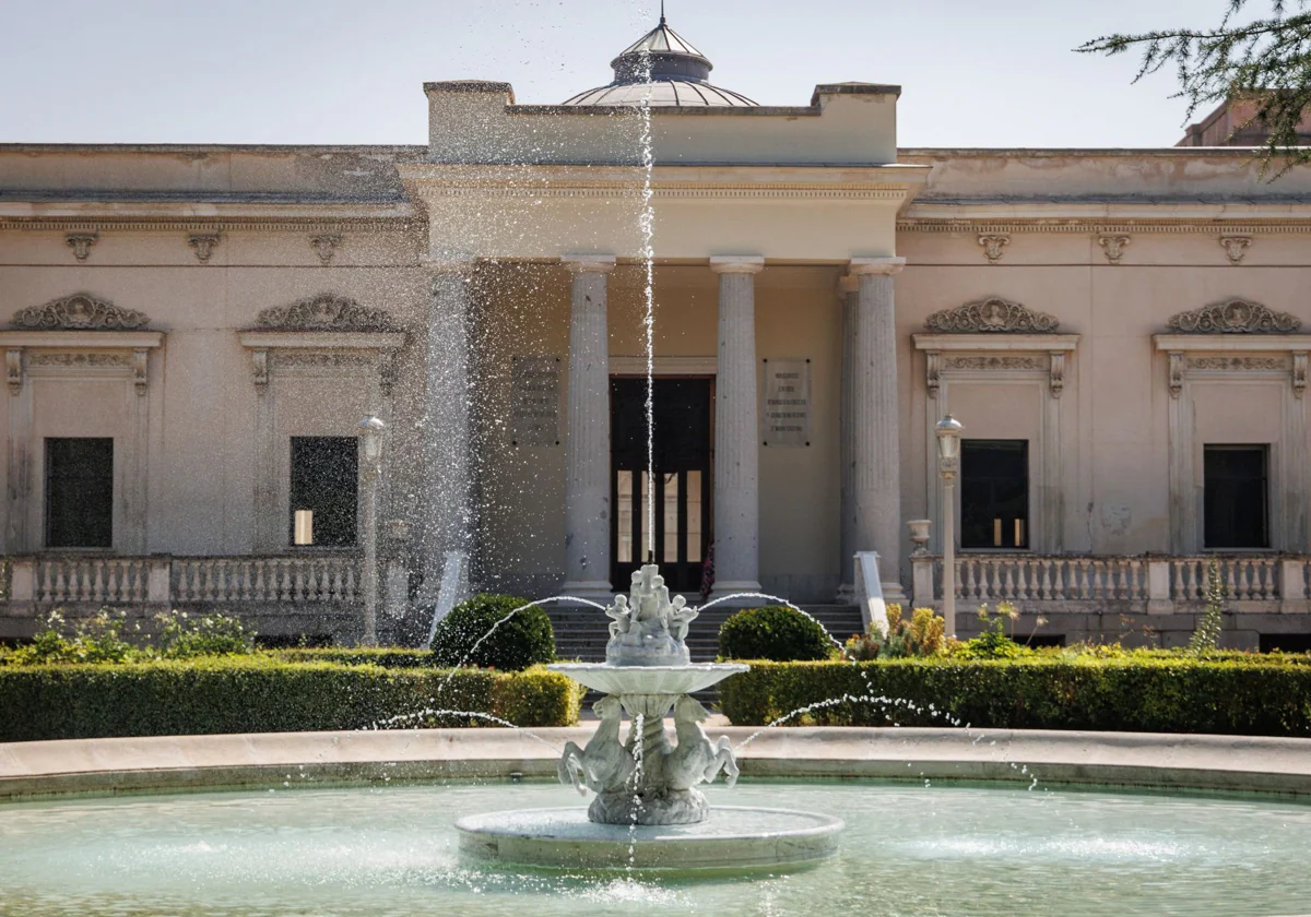 Palacio Nuevo en la finca Vista Alegre, con la fuente de los caballos en primer plano