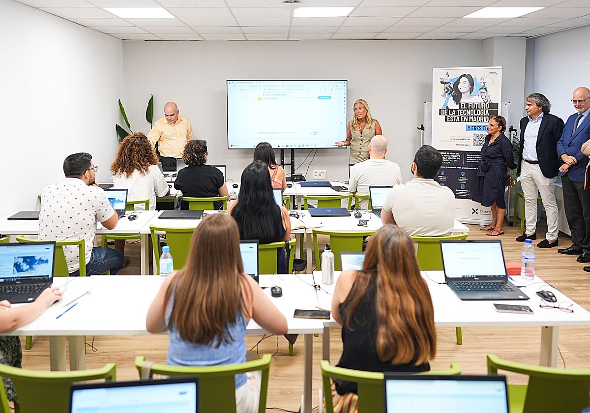 La consejera Rocío Albert, en una de las aulas de los cursos de capacitación tecnológica