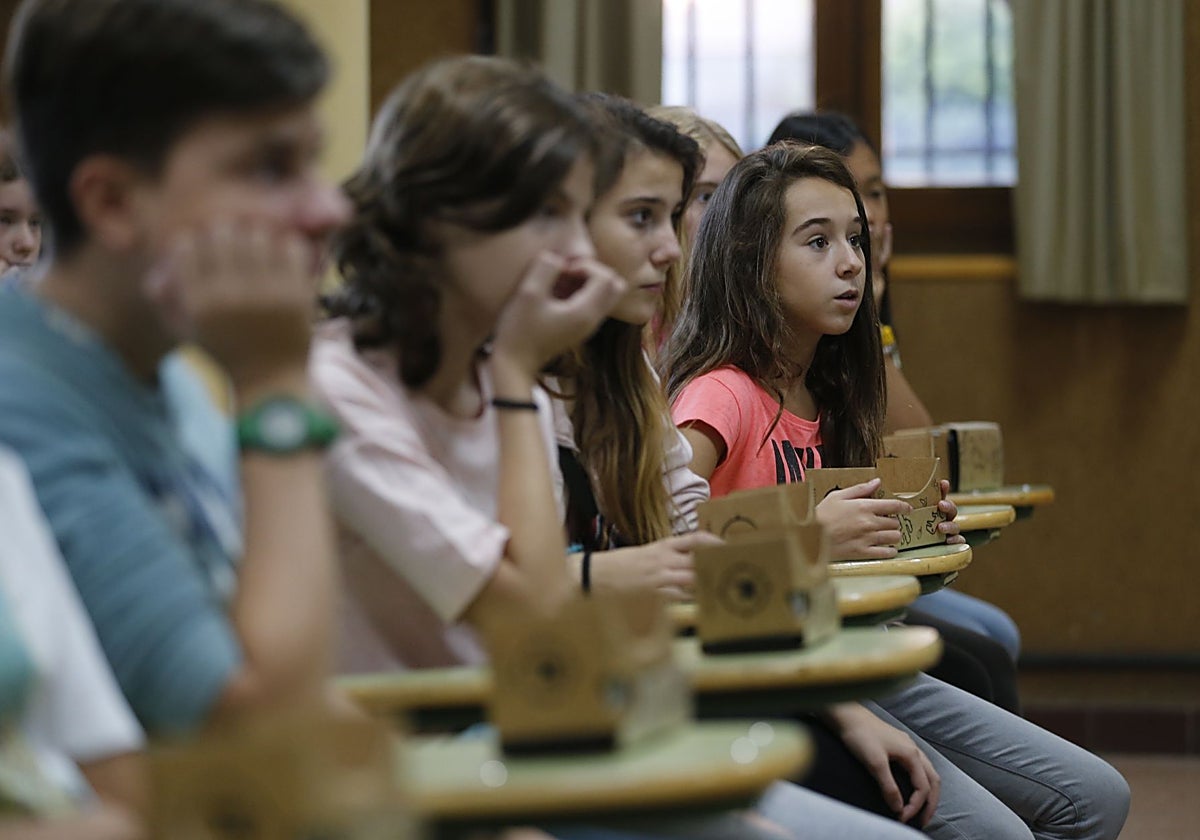 Jóvenes reciben una charla sobre realidad virtual