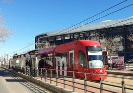 Un conductor de 70 años se salta la barrera del metro y acaba atropellado por el tren en Valencia