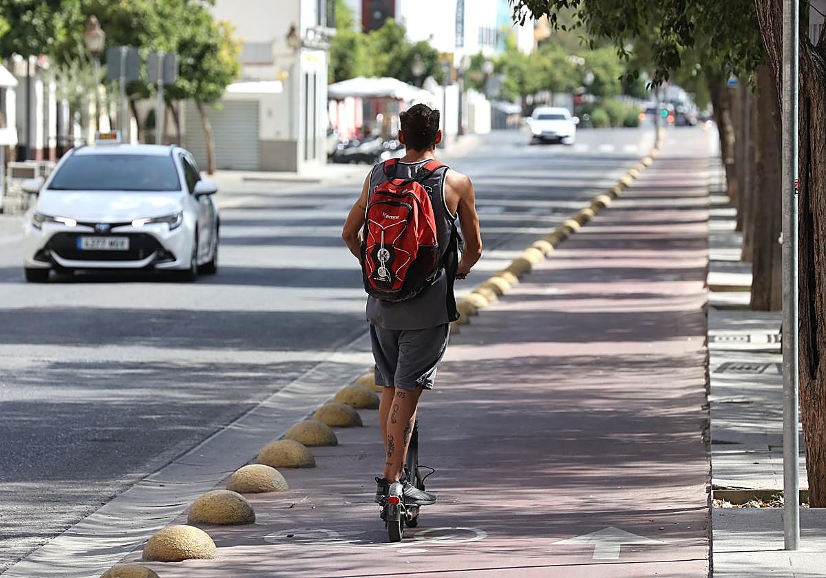 Un joven circula en patinete eléctrico por la Ribera