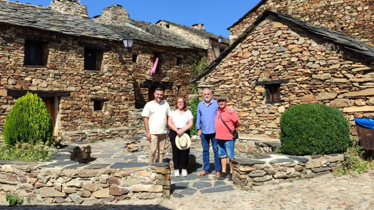 Recuperan la antigua carbonera de Umbralejo, en la Sierra Norte de Guadalajara, gracias a jóvenes voluntarios