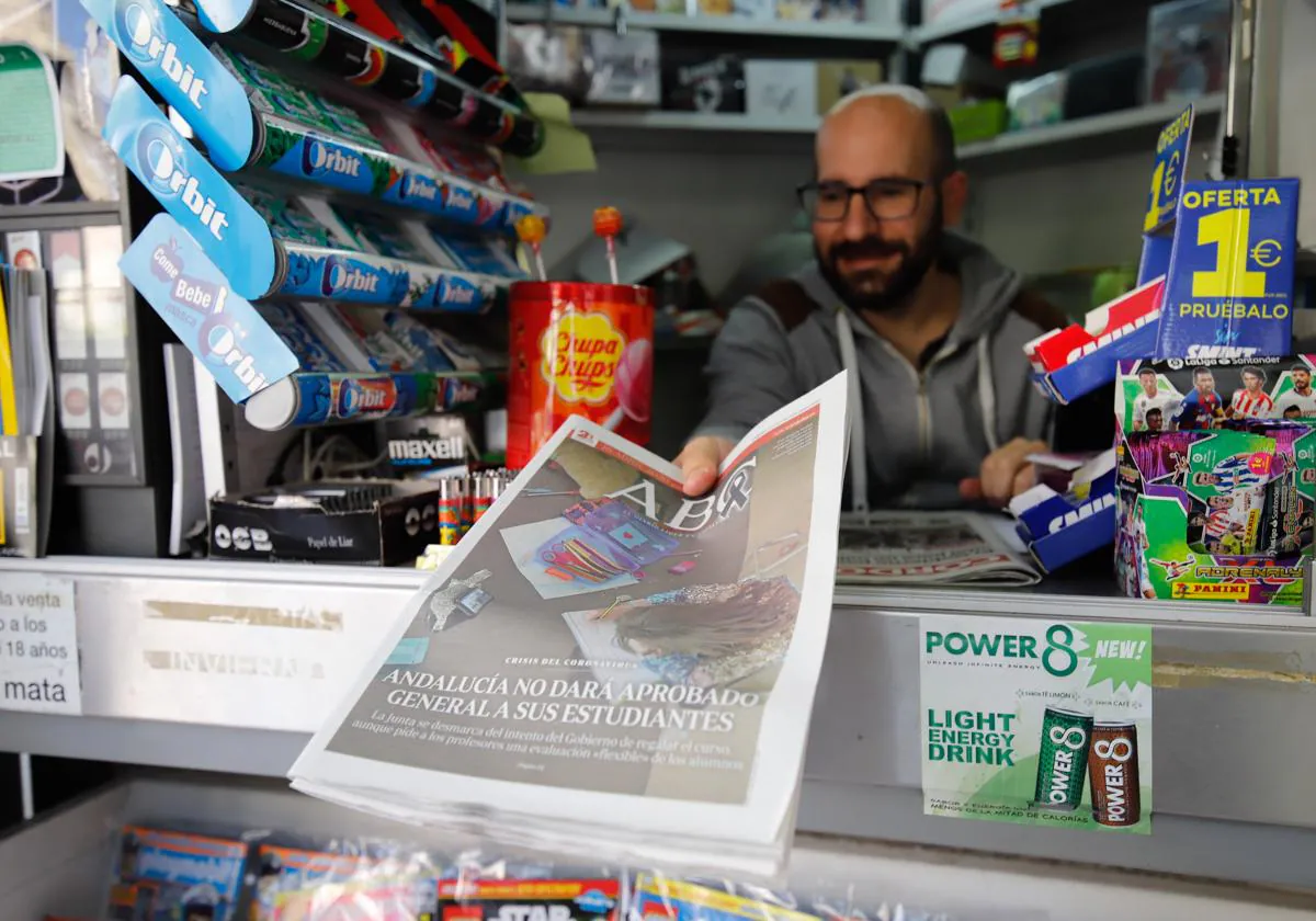 Una persona comprando torrevieja news today Córdoba en un quiosco de la capital