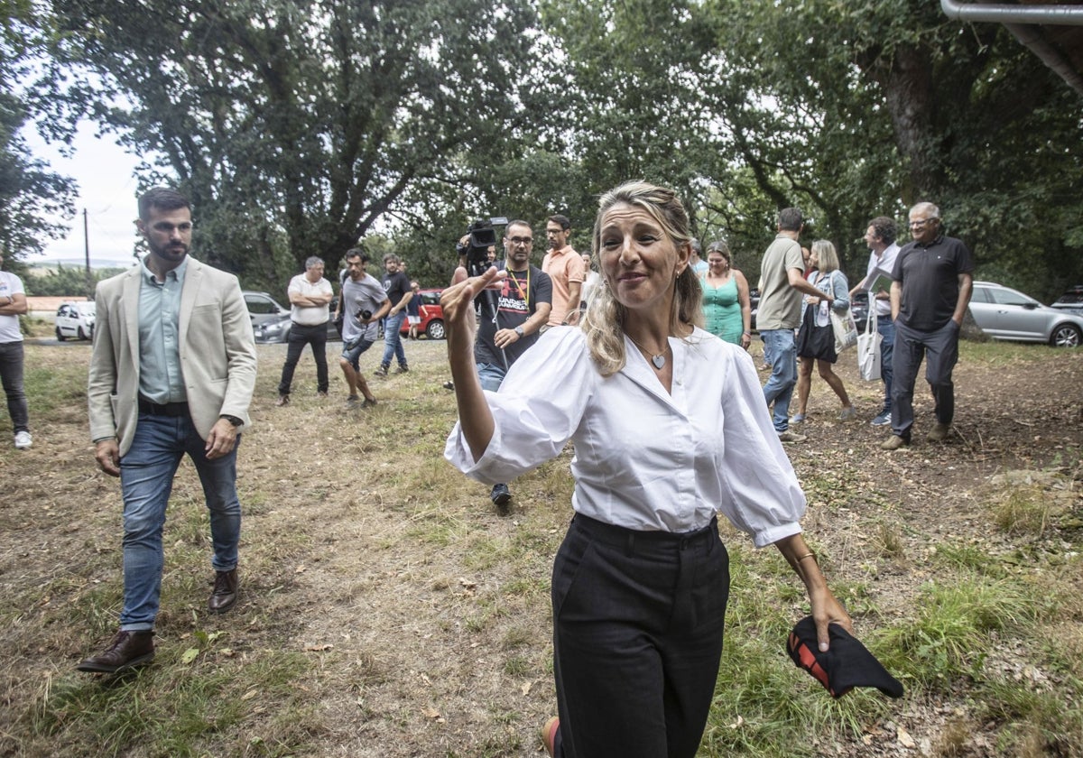 La vicepresidenta del Gobierno, Yolanda Díaz, durante su visita a Agolada (Pontevedra)