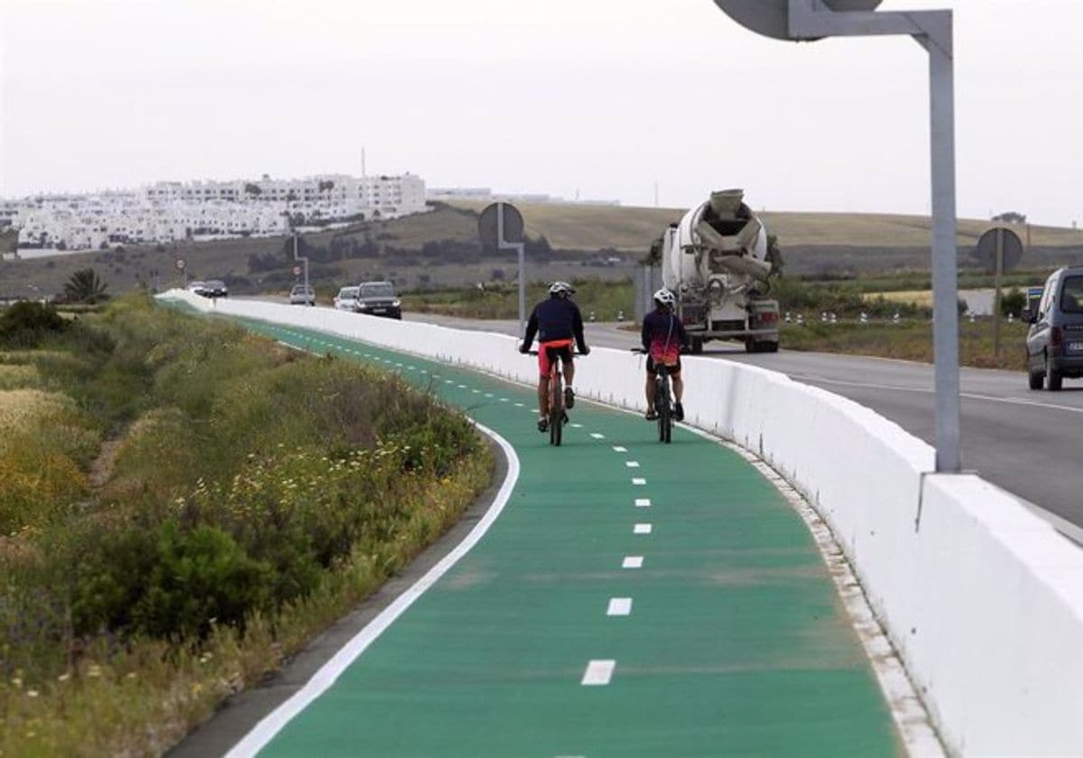 Dos ciclistas transitan por el carril bici que une Barbate con Zahara