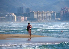 Un pueblo de Alicante estudia medidas para que los bañistas dejen libres los primeros seis metros de orilla en sus playas