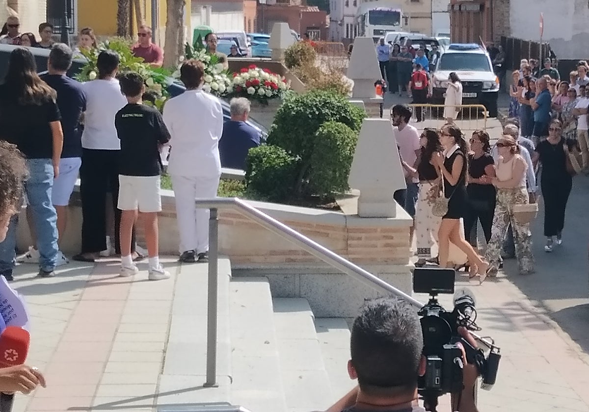 En la fotografía, familiares de Mateo llegan al templo. En el vídeo, el coche fúnebre con los restos del niño.