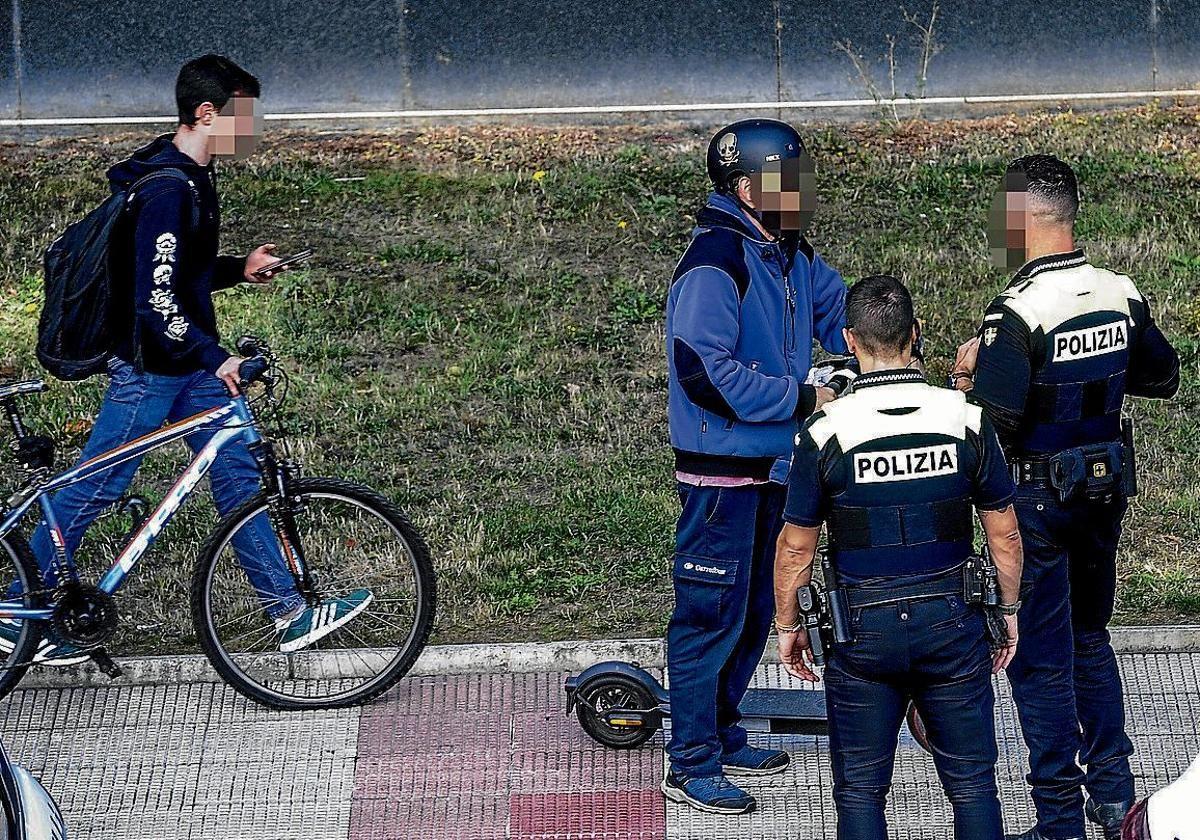 Los agentes de Policía Local conversan con el detenido