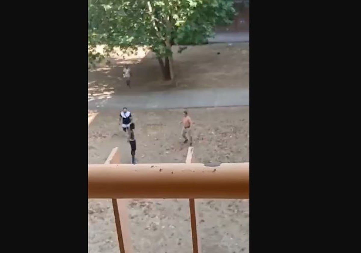 Los dos individuos enfrentándose a pecho descubierto