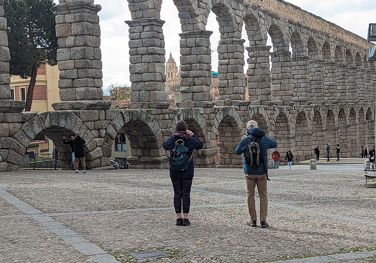 Turistas hacen fotografías al Acueducto de Segovia, en una imagen de archivo