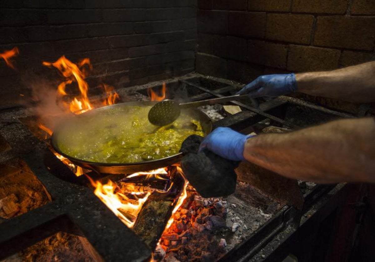 Imagen de archivo de un cocinero preparando un arroz en Valencia