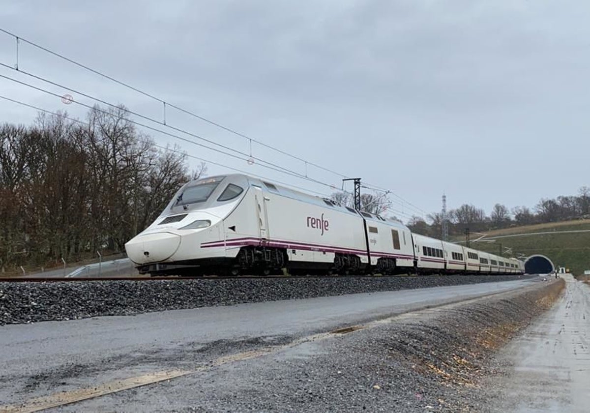 Tren AVE a su paso el tramo Pedralba-Taboaleda en una imagen de archivo