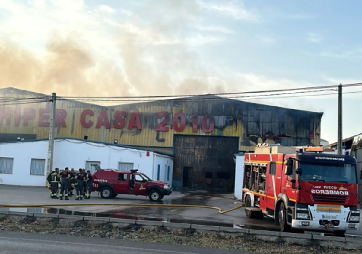 El fuego calcina una nave de un bazar chino en Tomelloso