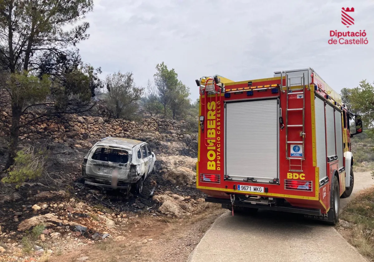 Imagen del coche calcinado con un cadáver dentro en la localidad castellonense de Algimia de Almonacid