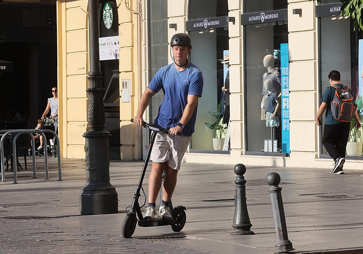 Un joven se desplaza en su vehículo de movilidad personal