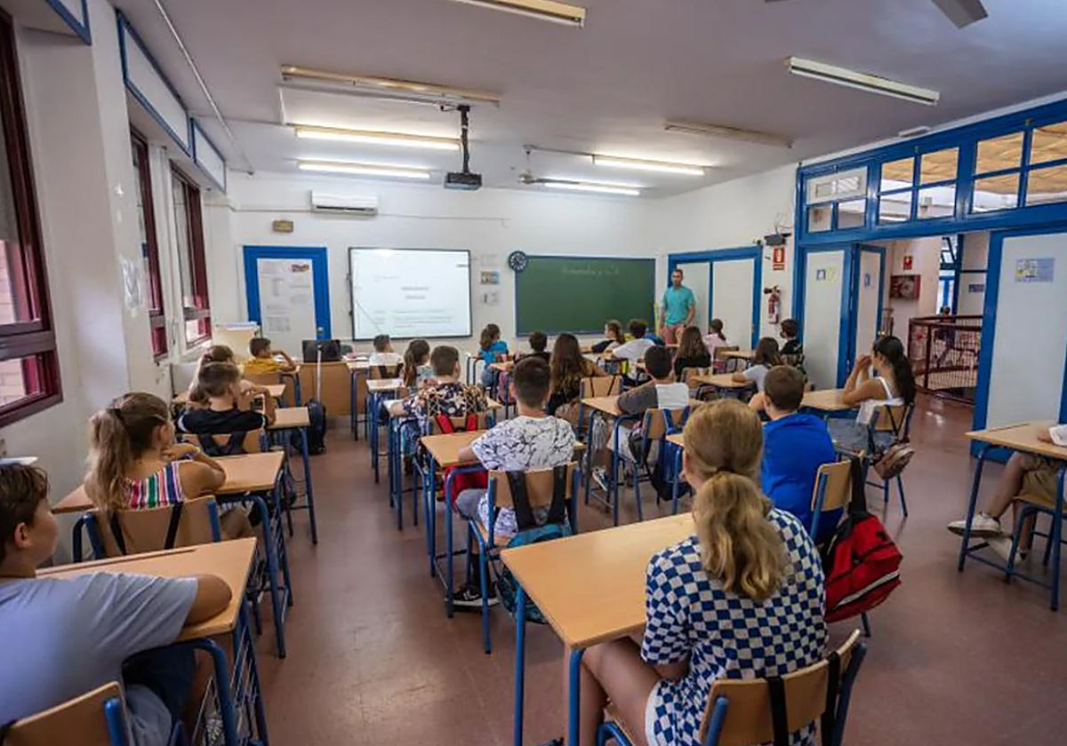 Imagen de archivo de unos niños durante una clase en un colegio de Sevilla