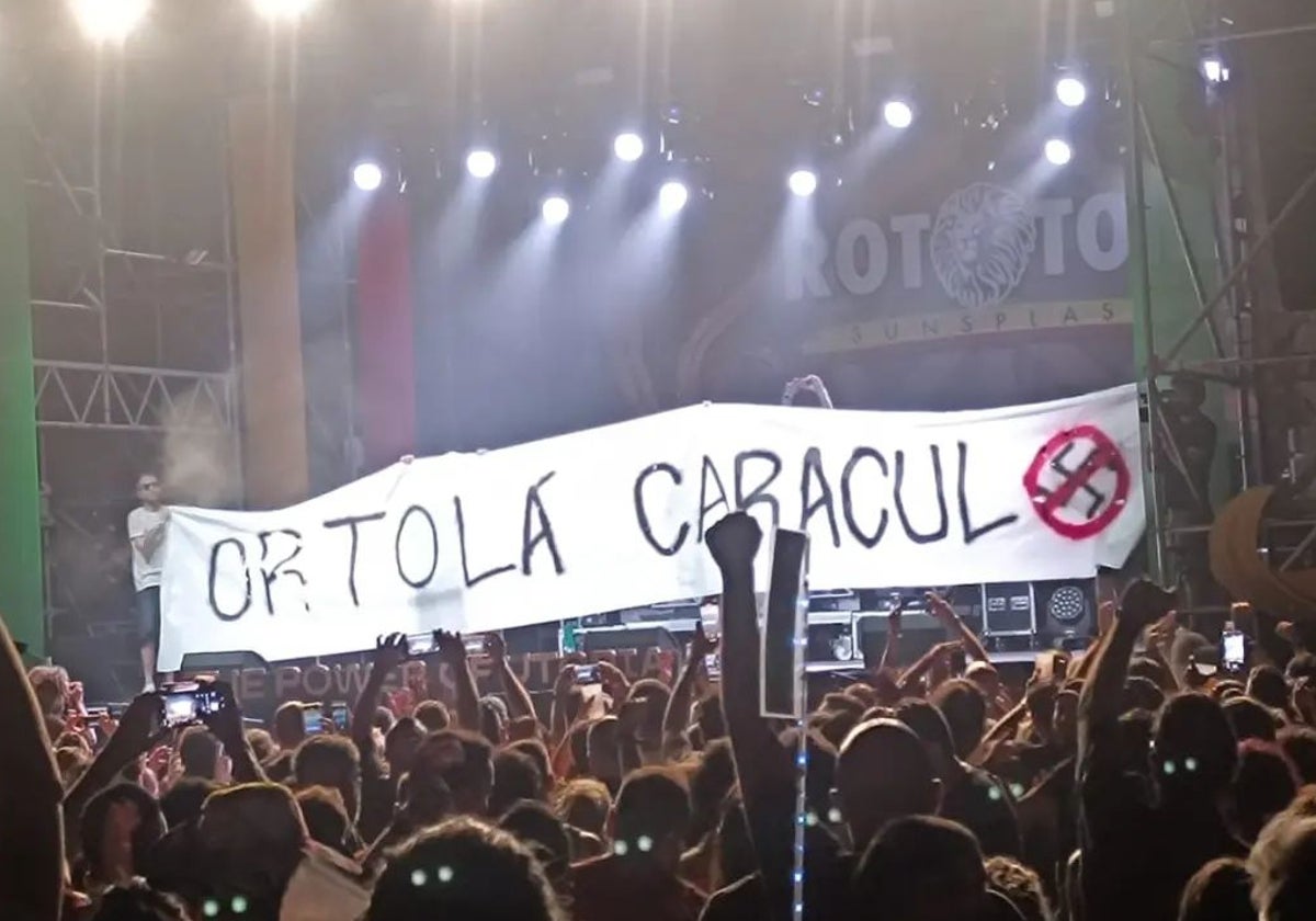 Imagen de la pancarta de los Chikos del Maíz en el Rototom contra el concejal de Vox Antonio Ortolá