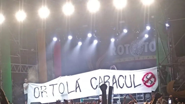 Vox denuncia a Los Chikos del Maíz por una pancarta en un festival que llamaba «caraculo» a un concejal