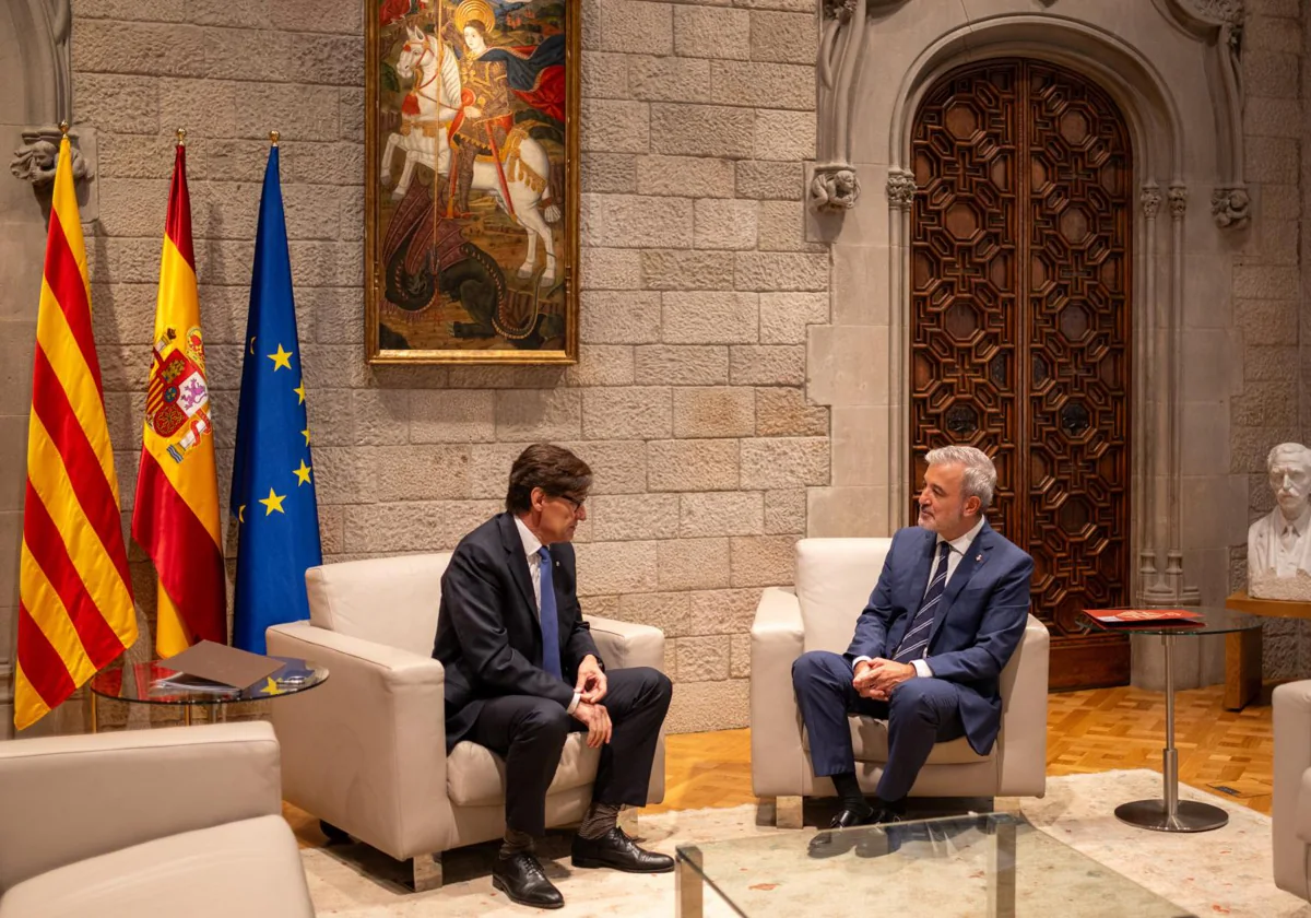 Illa y Collboni, esta mañana, en el Palau de la Generalitat con las tres banderas