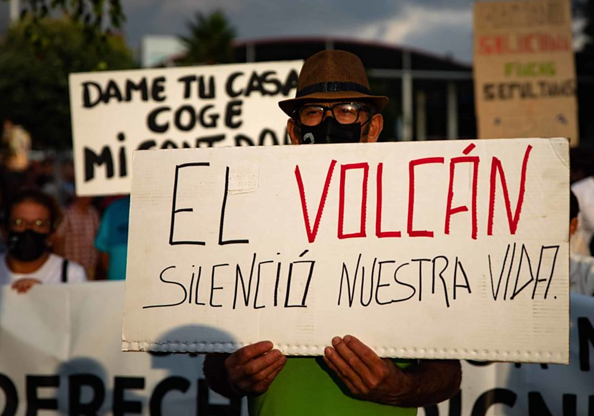 Una persona sostiene una pancarta durante una manifestación 'silenciosa' de protesta contra la gestión de la reconstrucción en La Palma, a 19 de septiembre de 2022,
